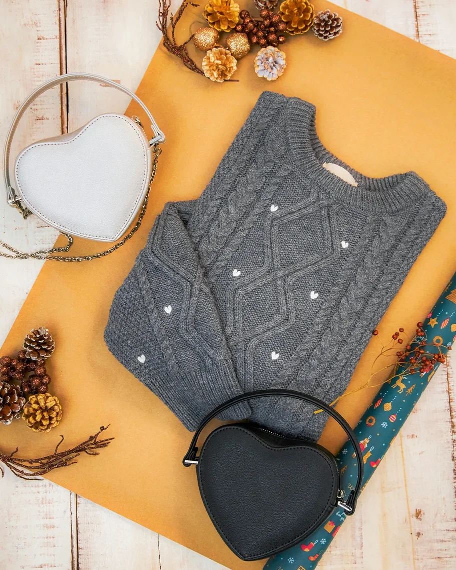 ハート刺繍ケーブルニット