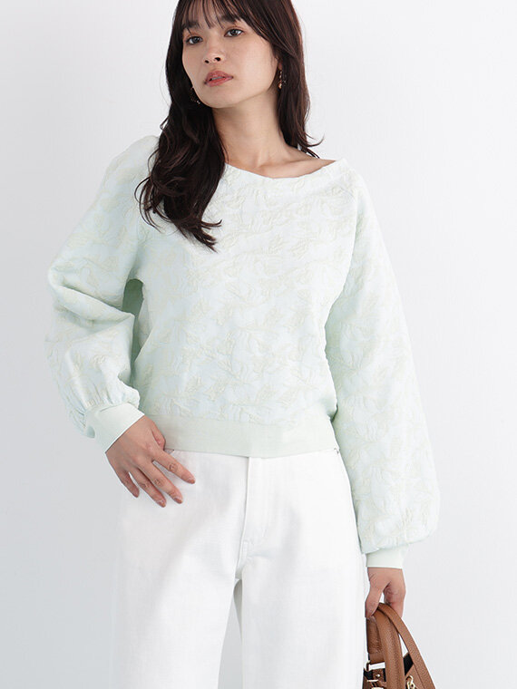 ライトグリーンのフラワージャガードプルオーバーにホワイトデニムのワイドパンツを合わせた春らしいコーディネート。