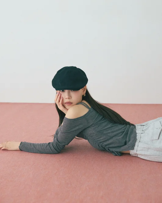 Must-Have-pieceのワンショルシャーリングテレコカットソーにスウェットパンツをコーディネートしたモデルのSUMIさん