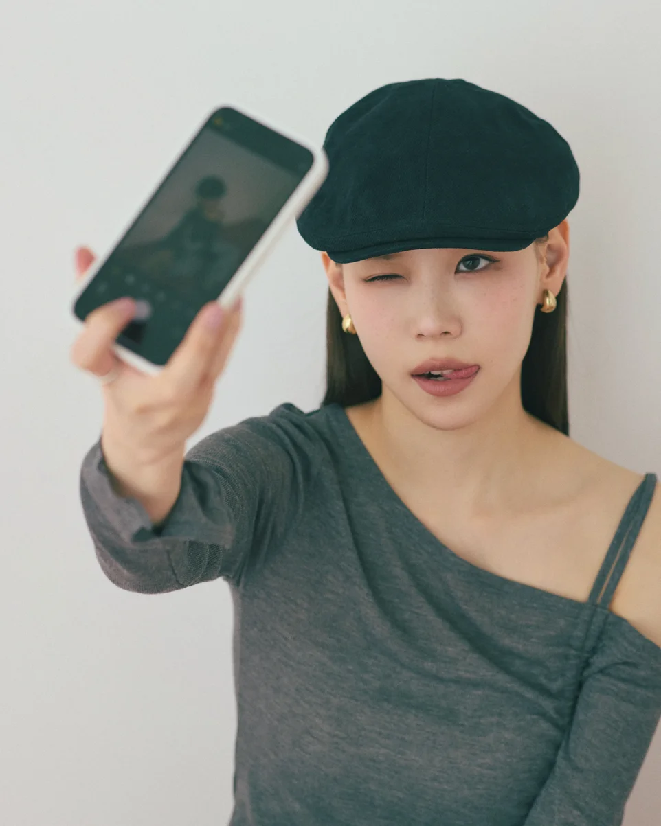 Must-Have-pieceのワンショルシャーリングテレコカットソーにスウェットパンツをコーディネートしたモデルのSUMIさん