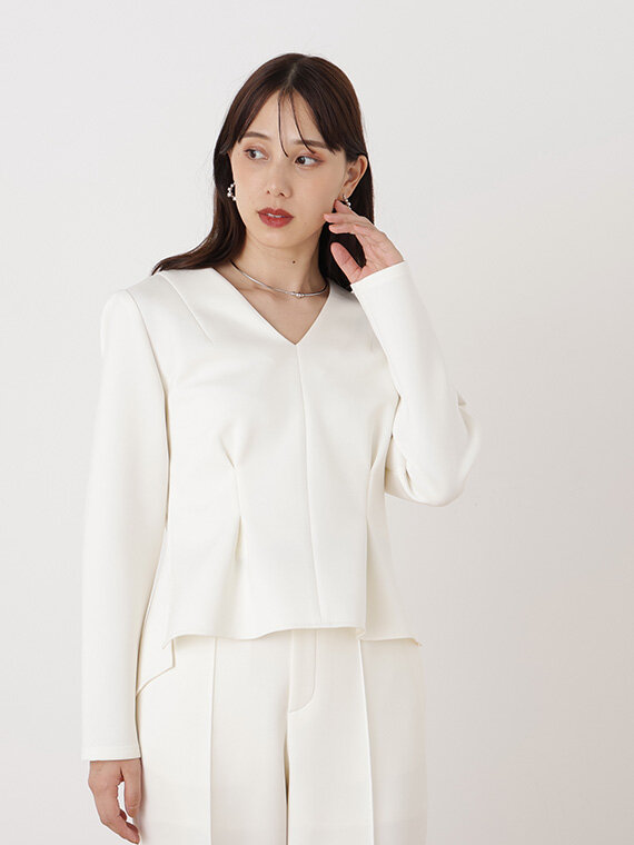 ホワイトのペプラムトップスとストレートパンツのセットアップコーディネート