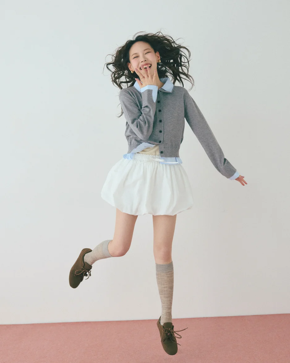 Must-Have-pieceのシャツフェイクレイヤードポロカーディガンにバルーンミニスカートをコーディネートしたモデルのSUMIさん