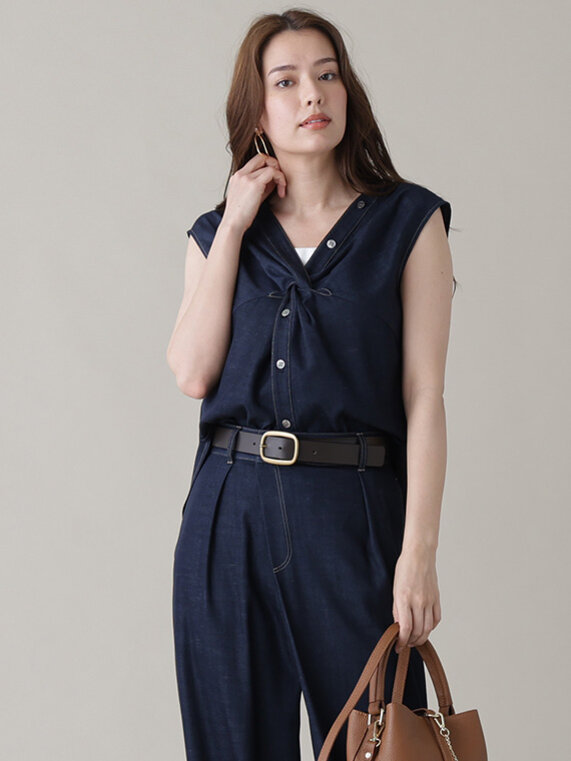 デニムのパンツセットアップにブラウンの小物