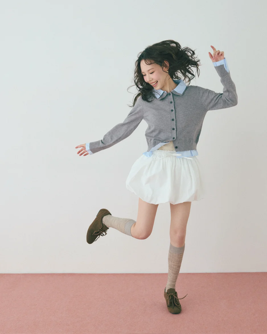 Must-Have-pieceのシャツフェイクレイヤードポロカーディガンにバルーンミニスカートをコーディネートしたモデルのSUMIさん