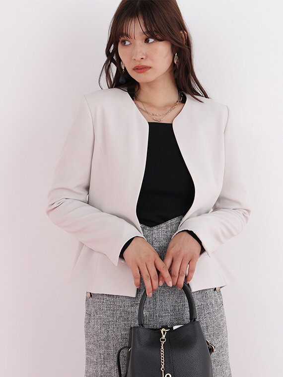 ベージュのショート丈ジャケット、ブラックのニットプルオーバー、ブラックのツイードマーメイドスカートのオケージョンにも使えるコーデ。