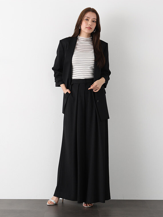 ブラックのジャケット、パンツセットアップにシアーボーダージャケット