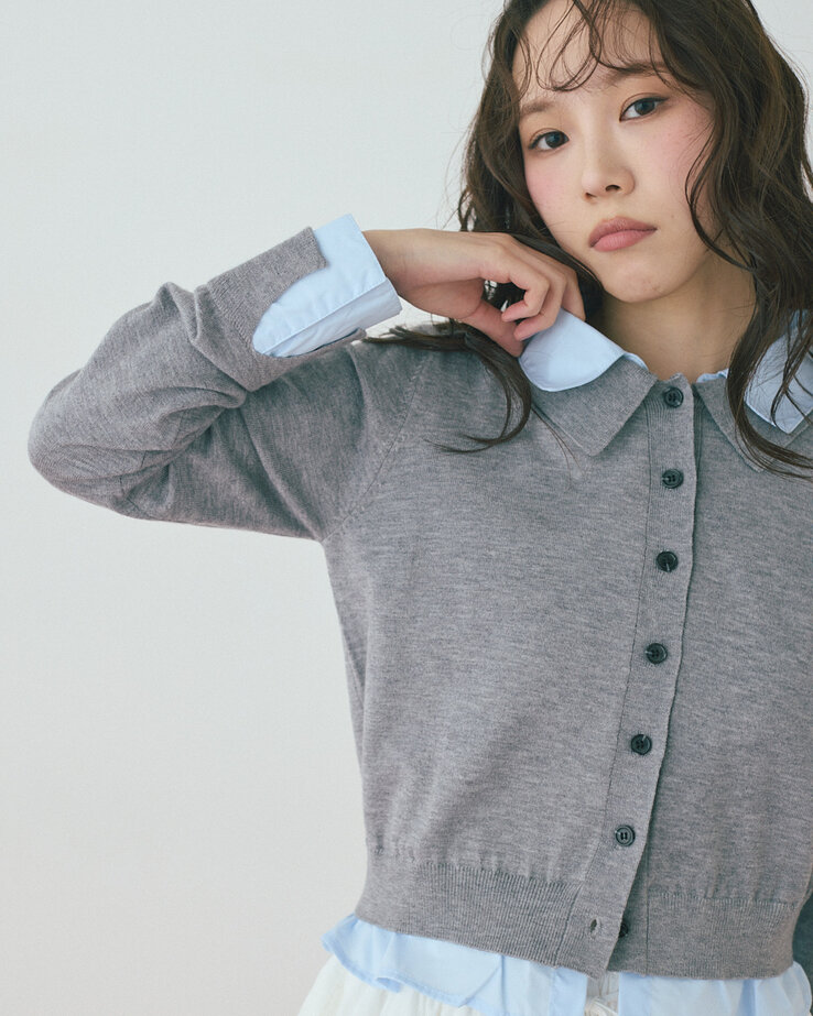 Must-Have-pieceのシャツフェイクレイヤードポロカーディガンにバルーンミニスカートをコーディネートしたモデルのSUMIさん