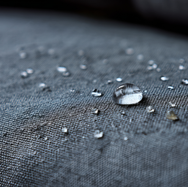 撥水素材の生地と止水ファスナーのアップ。雨の日でも中の荷物を守る機能性。