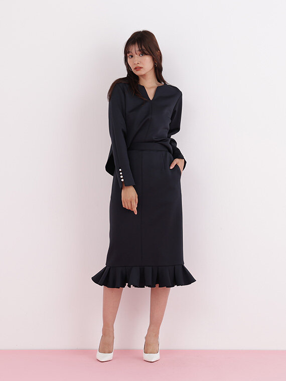 ネイビーのオケージョン向けセットアップ。トップスは袖口に4連パール、スカートはフリルの裾になっております。