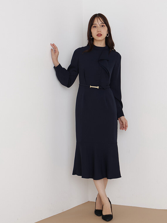 ネイビーのひざ下丈ワンピース