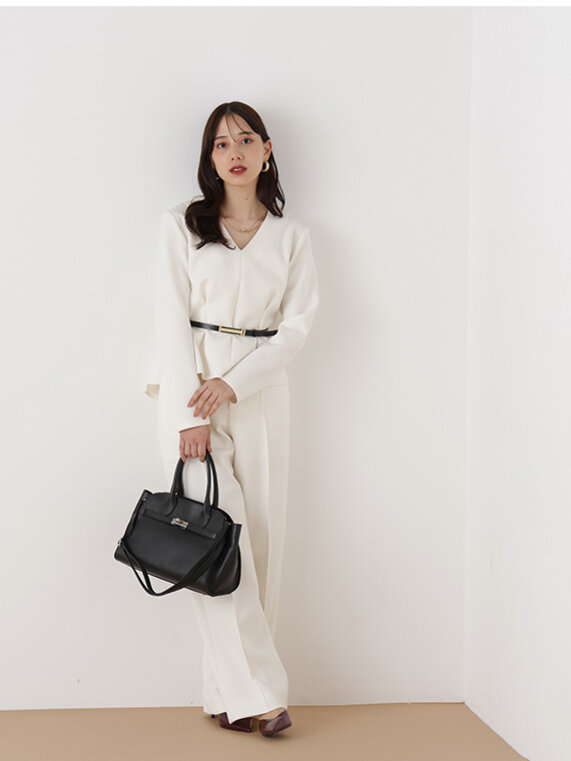 ホワイトのペプラムトップスとストレートパンツのセットアップコーディネート