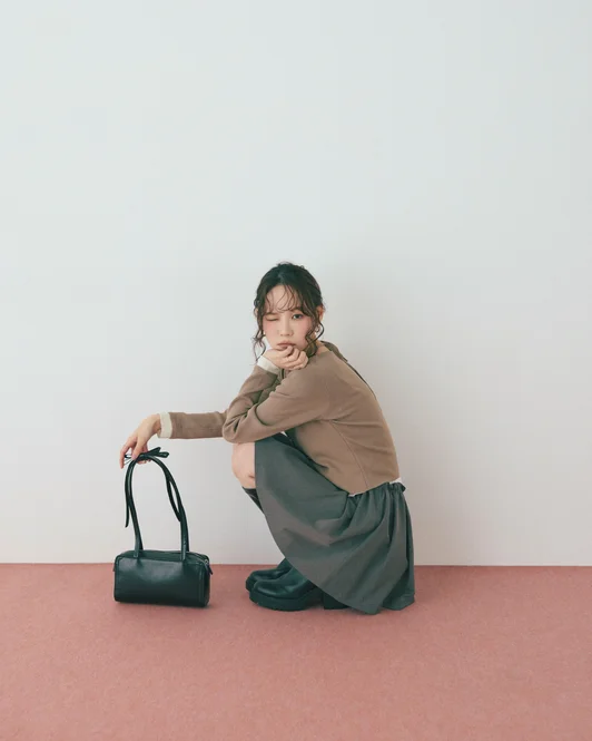 Must-Have-pieceのキャミレイヤードクルーネックニットにフレアミニスカートをコーディネートしたモデルのSUMIさん