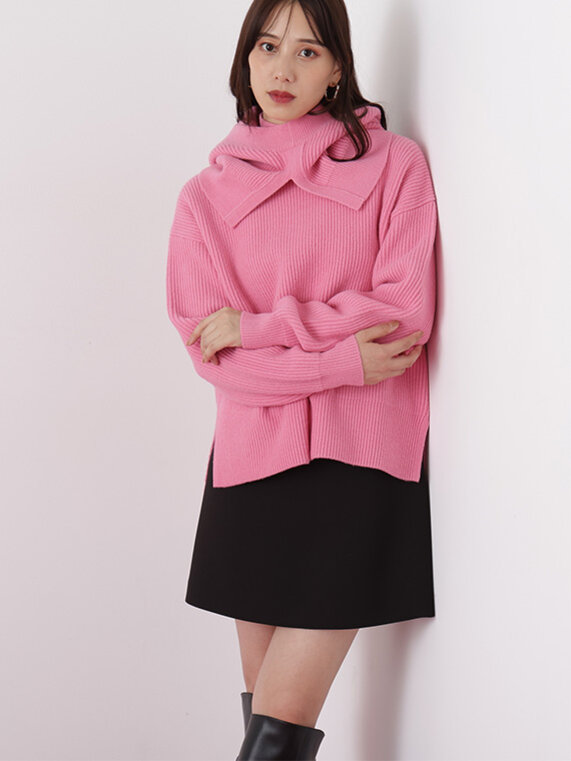 ピンクのバラクラバ付きニットにブラックのミニスカートを合わせたコーディネート