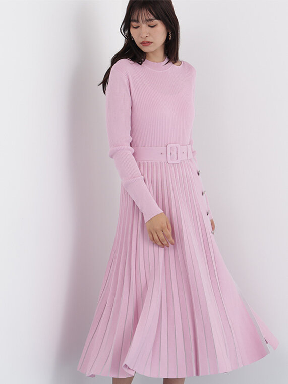 ピンクのロングニットワンピース。ウエストマークあり。スカートにサイド釦あり。