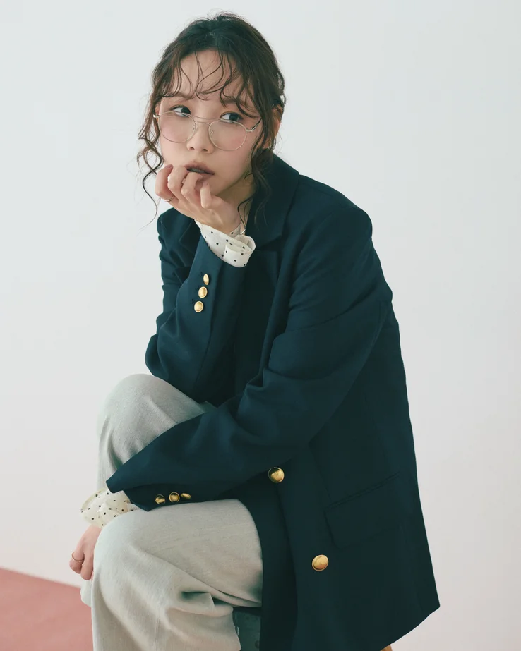 Must-Have-pieceのダブルブレストジャケットにデニムをコーディネートしたモデルのSUMIさん