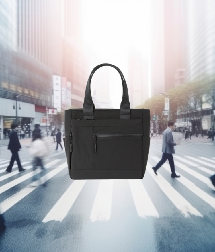 マルチパーパストートバッグのメインビジュアル。ビジネスとカジュアル両方のシーンで使えるデザイン。