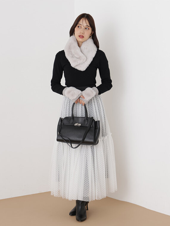 ブラックのタイトニットにホワイトのロングスカート、小物でグレーのファーストール、グローブにブラックのバックを合わせたコーディネート