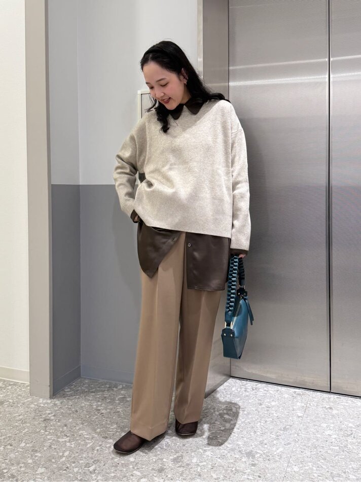 ベージュプルオーバー