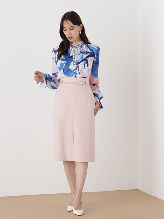 画像のaltを設定ブルーの柄ブラウスとウエストパール付きのべーびーピンクのタイトスカートのコーディネートしてください