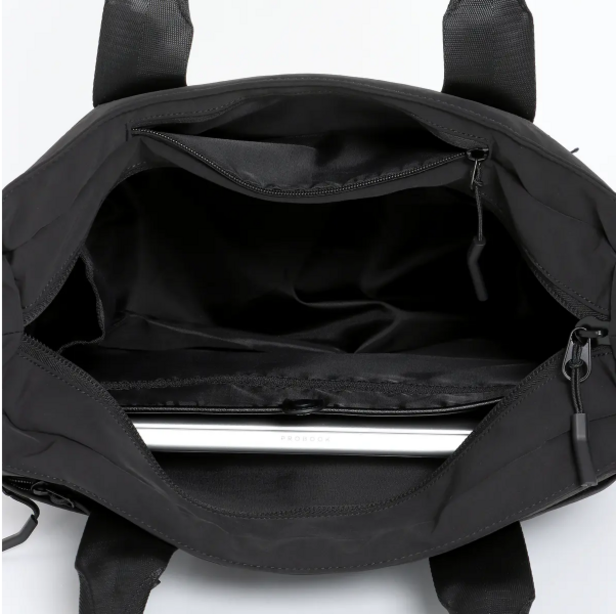 16カ所のポケットを備えたバッグの内部構造。13インチPCや小物を整理して収納できる様子。