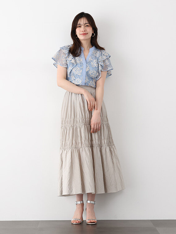 ピンクのロングニットワンピース。ウエストマークあり。スカートにサイド釦あり。