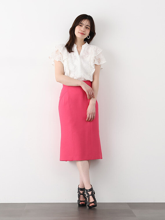 白のフラワーレースブラウスにピンクのバックマーメイドタイトスカート