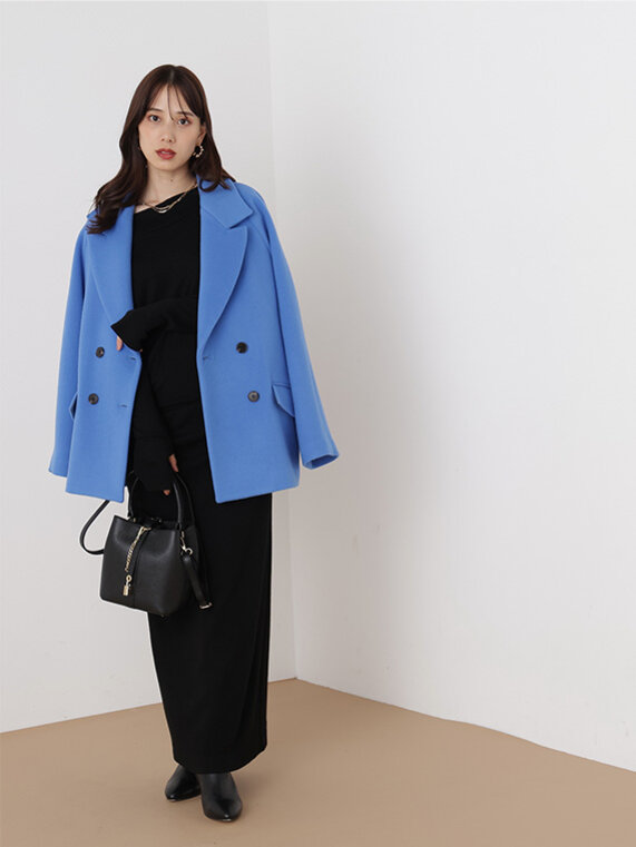 ピンクのバラクラバ付きニットにブラックのミニスカートを合わせたコーディネート