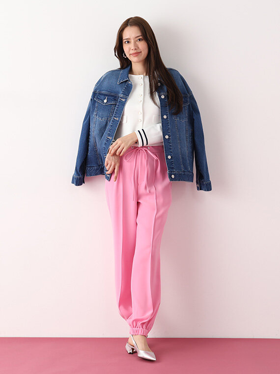 デニムジャケットにニットジャケット、ピンクパンツのコーデ