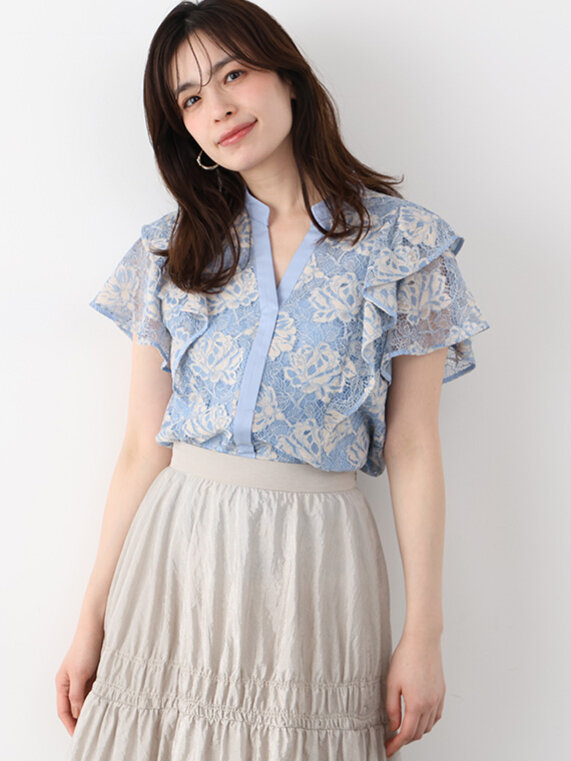 ブルーのフラワーレースブラウスにベージュのフレアスカート