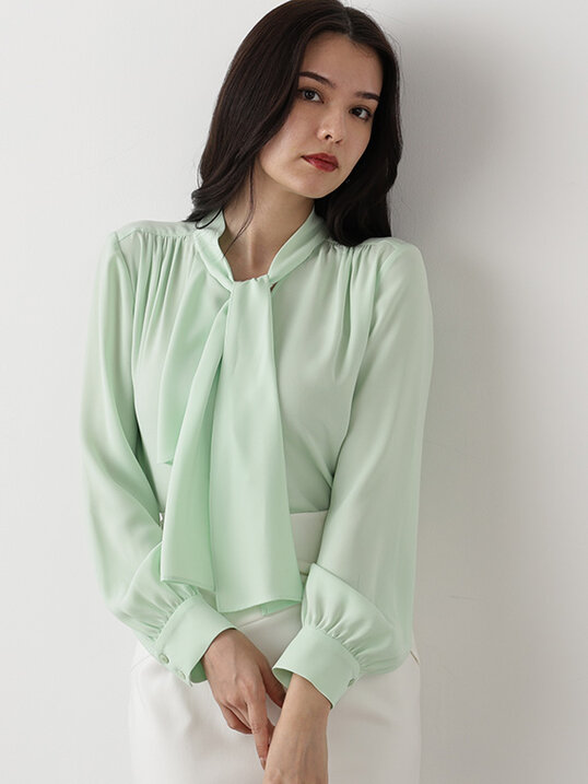 画像のaltを設定してライトグリーンのラッフルブラウスください