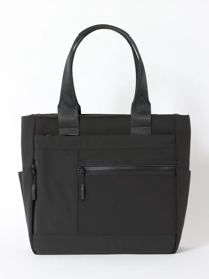 マルチパーパストートバッグ（ブラック）の外観イメージ。