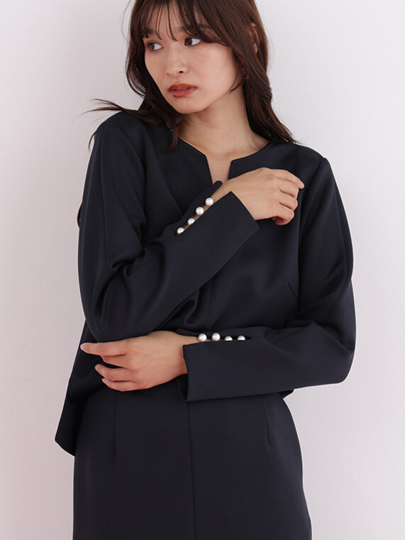 ネイビーのオケージョン向けセットアップ。ブラウスは袖口にパール付き、スカートのすそにはフリル付き。