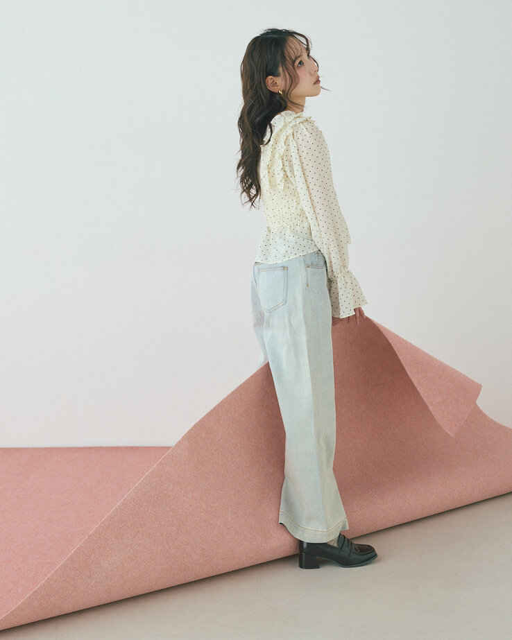 Must-Have-pieceの2wayフリルブラウスにデニムをコーディネートしたモデルのSUMIさん