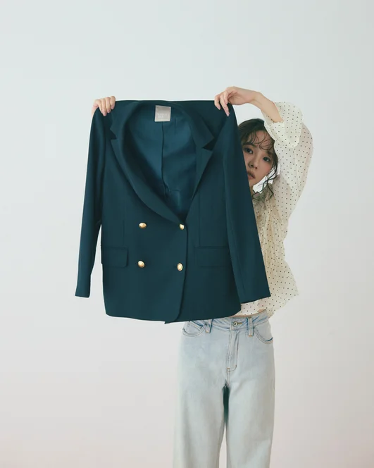 Must-Have-pieceのダブルブレストジャケットにデニムをコーディネートしたモデルのSUMIさん