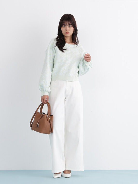 ライトグリーンのフラワージャガードプルオーバーにホワイトのワイドデニムパンツ。