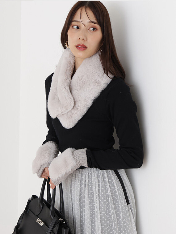 ブラックのタイトニットにホワイトのロングスカート、小物でグレーのファーストール、グローブにブラックのバックを合わせたコーディネート