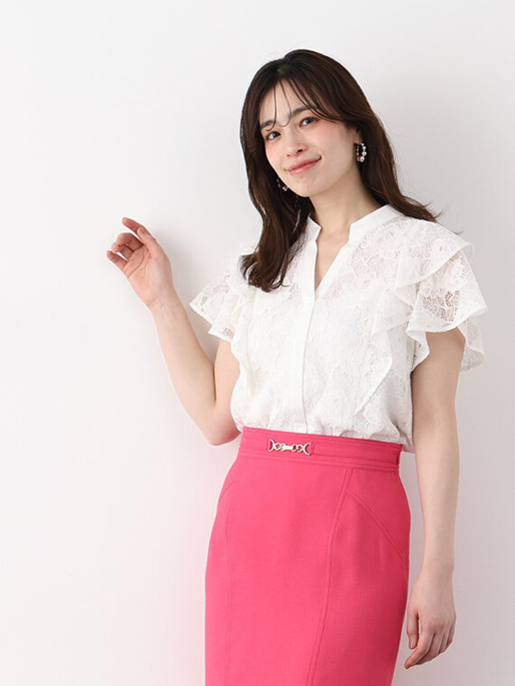 白のフラワーレースブラウスにピンクのバックマーメイドタイトスカート