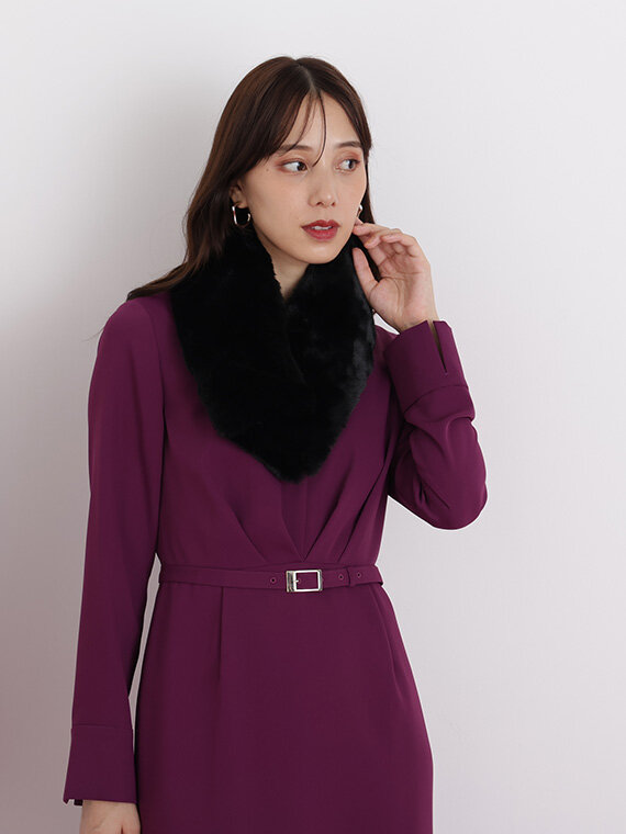 パープルのワンピースにブラックのファーストールのコーディネート