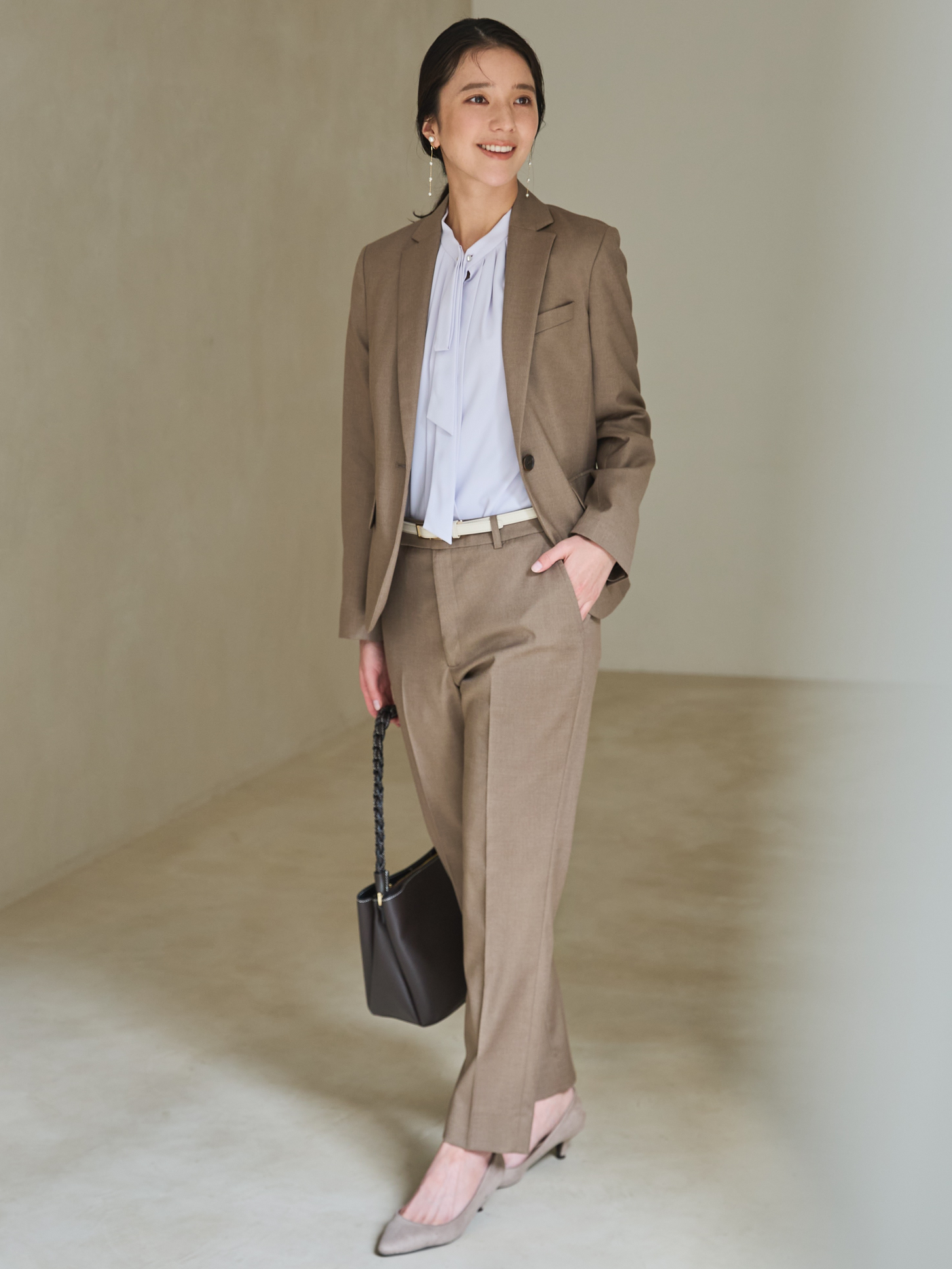 モデル画像　CARREMANベージュ　全身