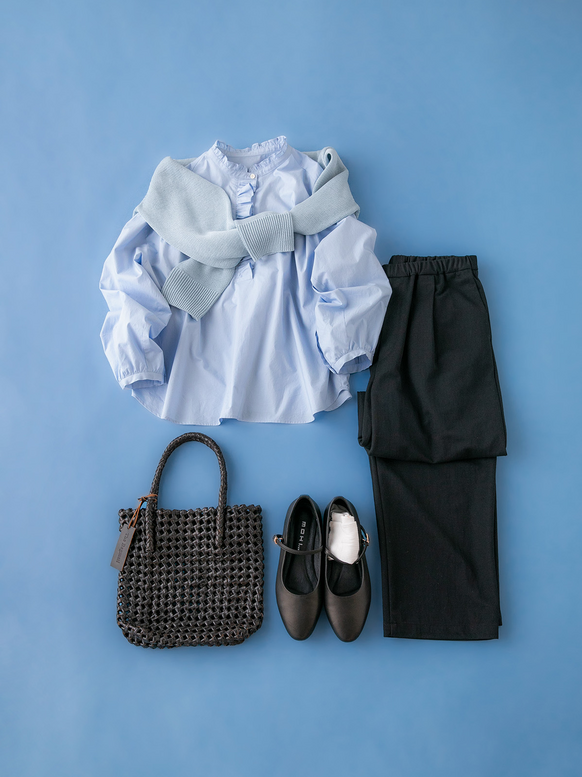 ブルーシャツとパンツのコーディネート画像