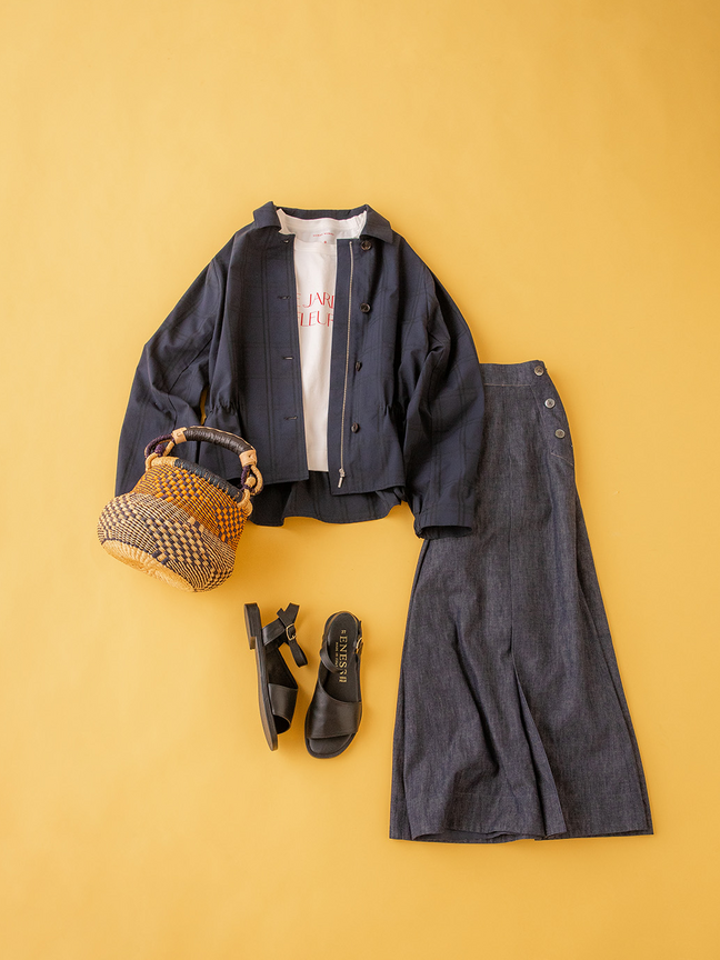 ネイビーのセットアップのコーディネート画像