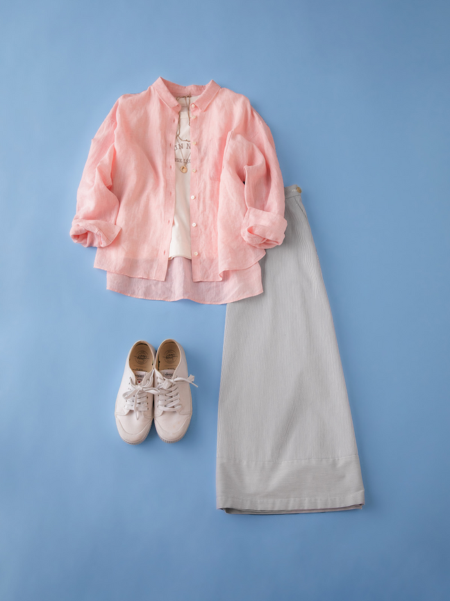 ピンクシャツとベージュスカートの画像