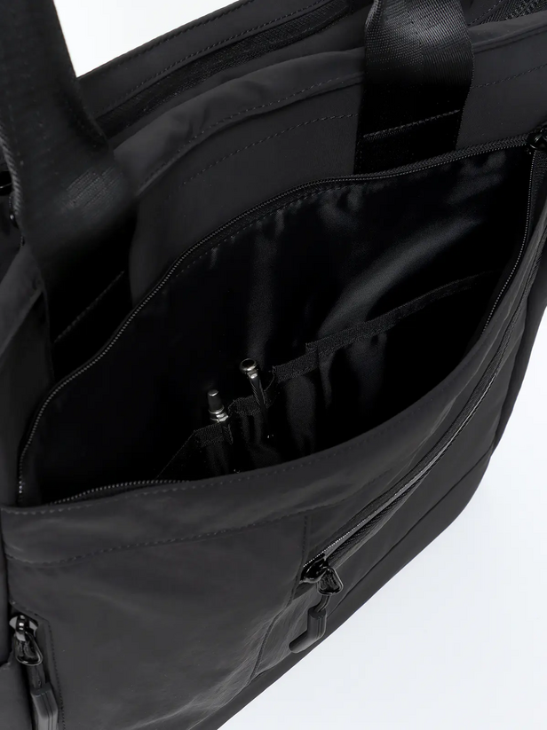 ペン差しやスマホ、名刺入れなどを整理できる多機能ポケット。