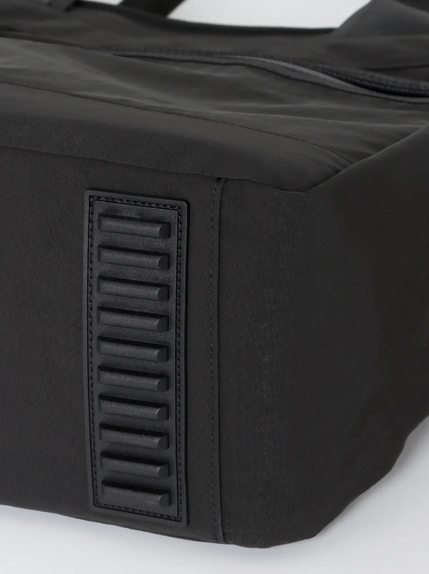 自立を助ける底鋲や、底面の素材感。