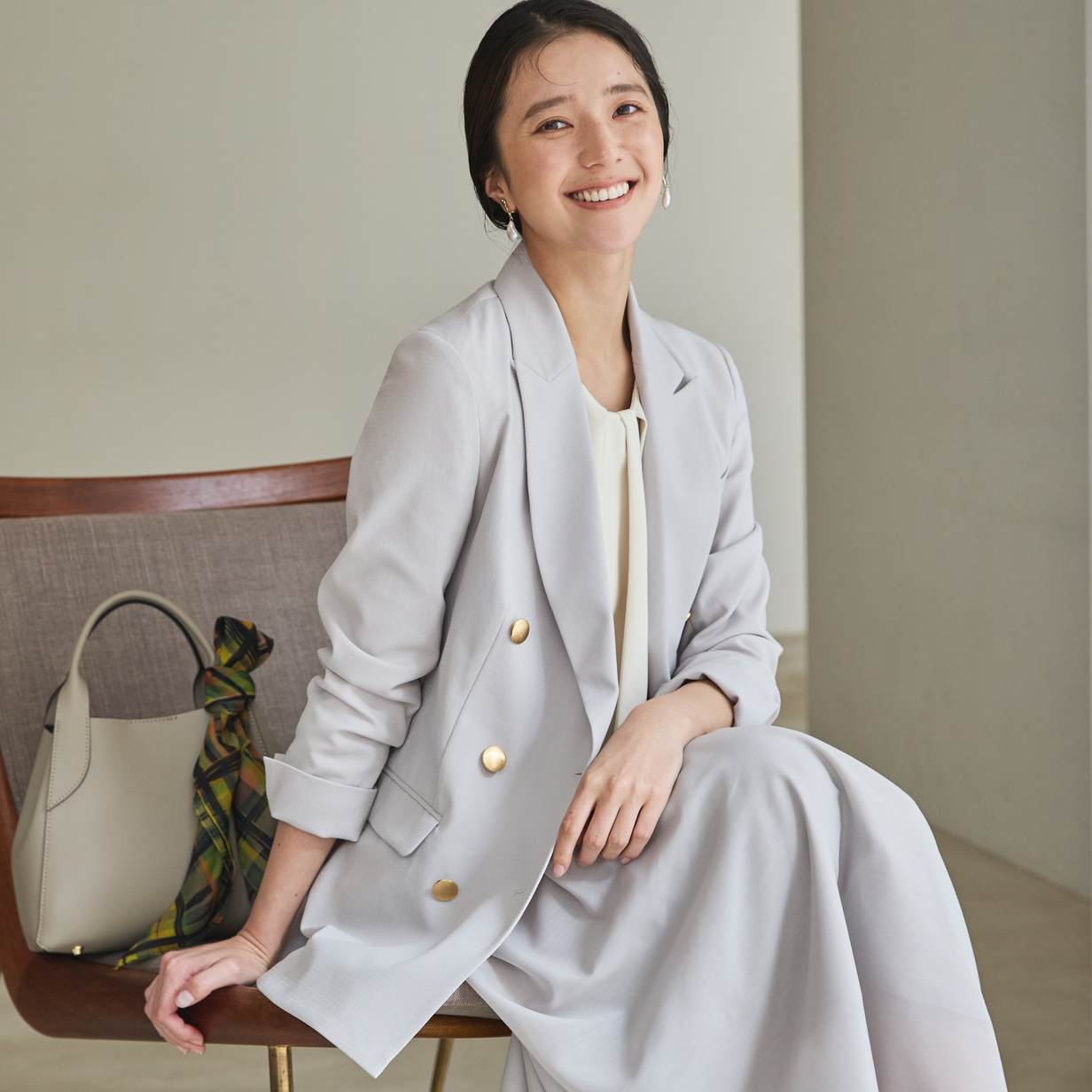 モデル画像　ダブルブレストジャケット　座り