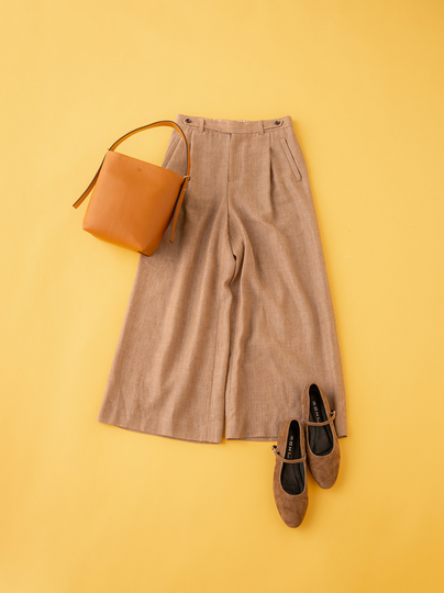 ベージュのパンツの画像