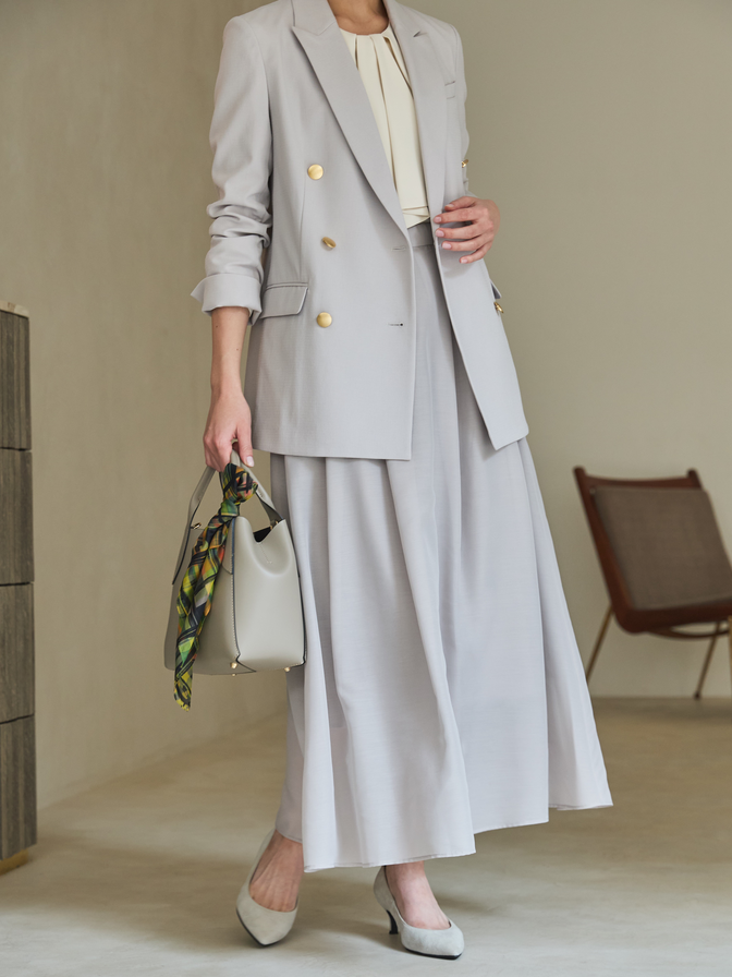 モデル画像　ダブルブレストジャケット＋シアーフレアスカート　