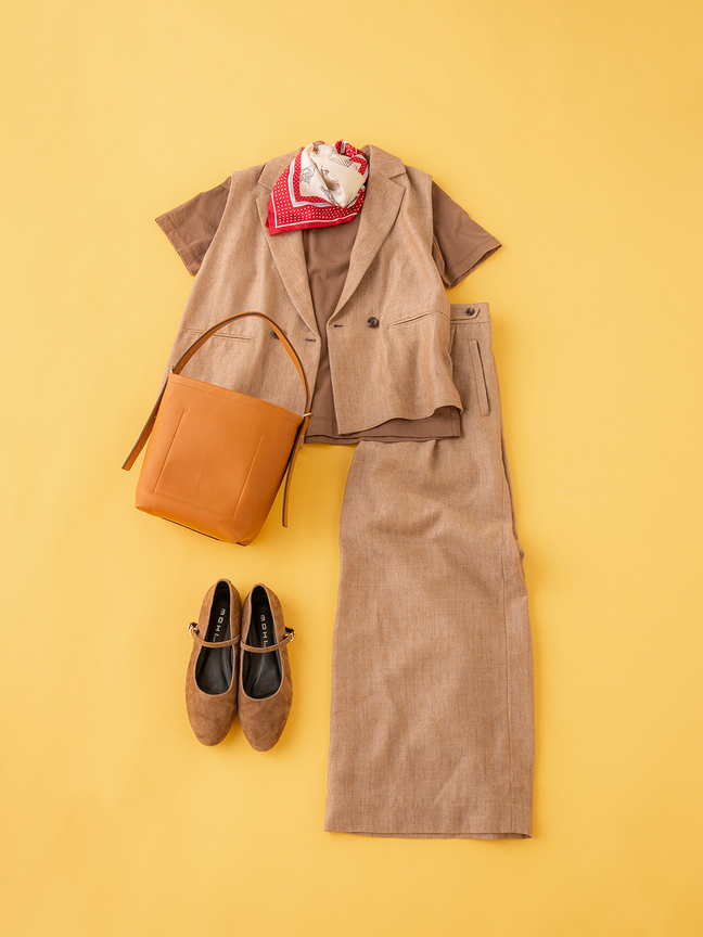 ベージュのセットアップのコーディネート画像