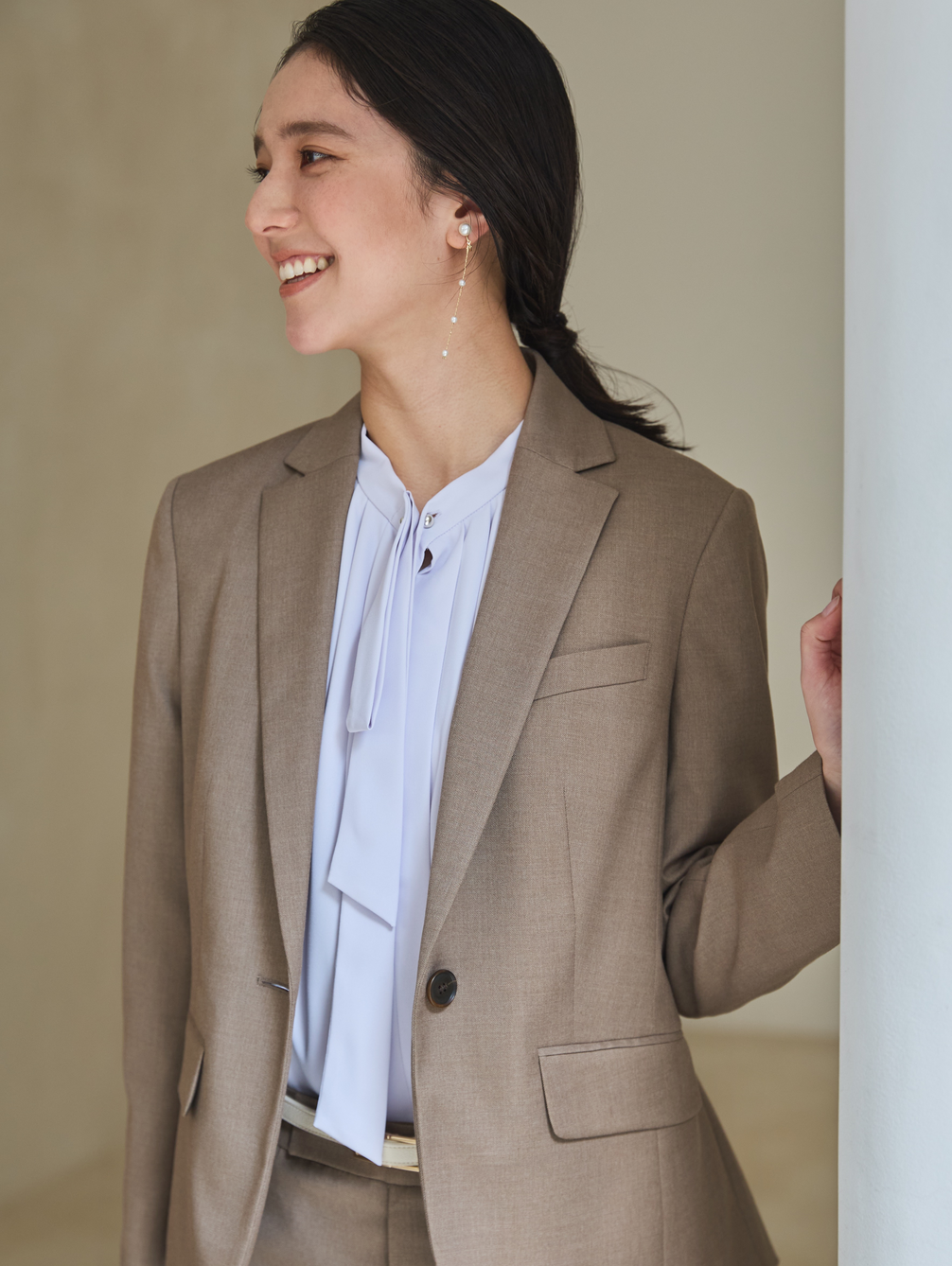 モデル画像　CARREMANベージュ　上半身