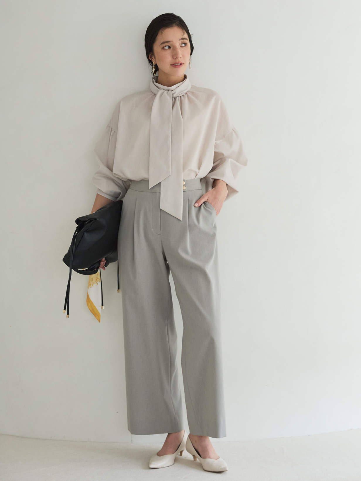 モデル画像　シアーハイネックボウタイブラウス　全身